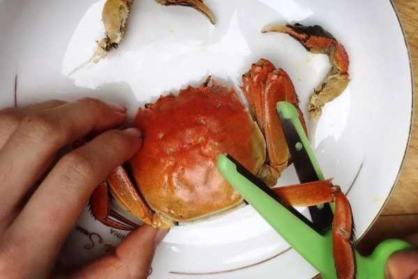 如何正确的吃煮熟的螃蟹?